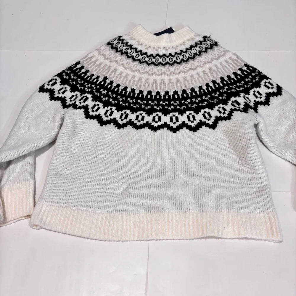 Universal Thread Black and Cream Turtleneck Sweater